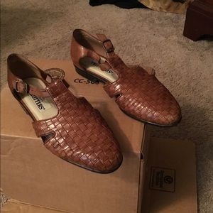 Trotters leather enclosed toe flat shoes